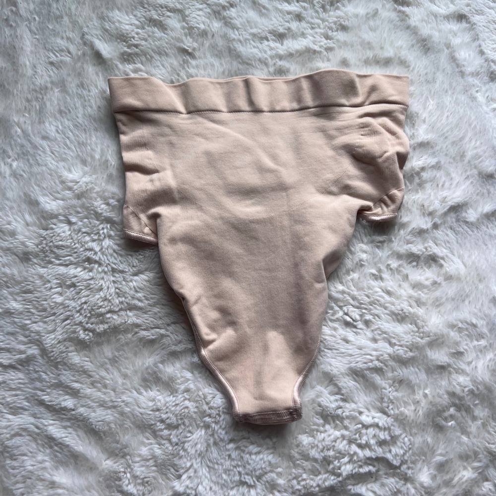 SKIMS Women's High Waisted Seamless Sculpting Thong Nude Beige Size Small NWOT - Picture 3 of 8